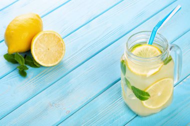 Duvarcı kavanozunda limonata