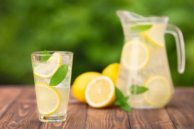 Limonata sürahi ve bardak