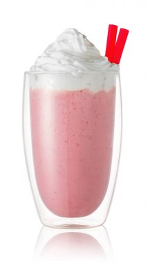 Bardakta çilekli milkshake.