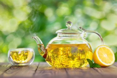 çaydanlık ve limon ile nane çayı fincan