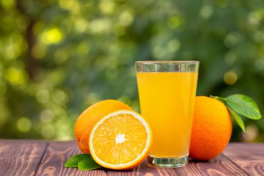 Bardakta portakal suyu