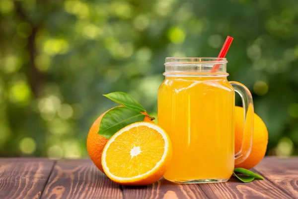 Apelsinjuice i mason jar — Stockfoto