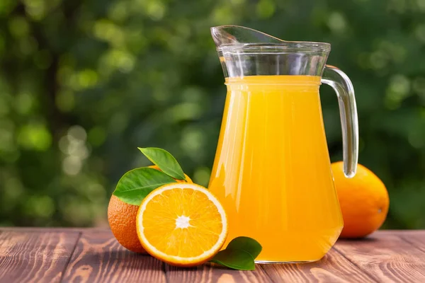 Apelsinjuice i Glaskanna — Stockfoto