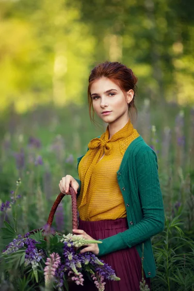 Outdoors portrait of beautiful young woman — Stock Photo, Image