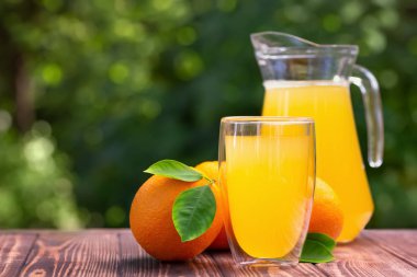 sürahi ve bardak portakal suyu