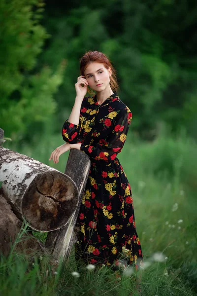 Retrato ao ar livre de bela jovem mulher — Fotografia de Stock