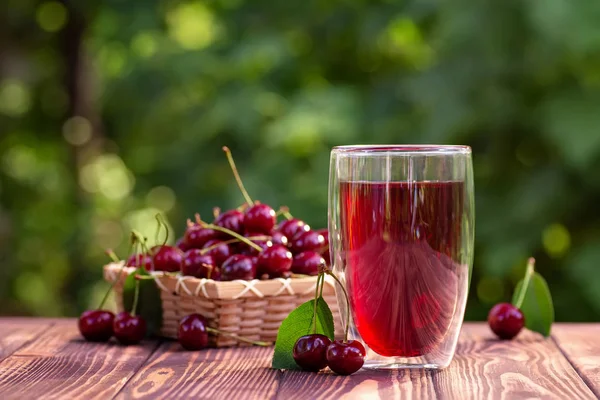 Kirschsaft im Glas — Stockfoto