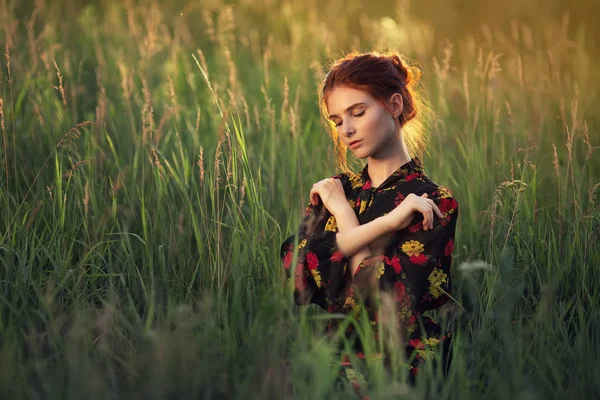 Retrato al aire libre de una hermosa joven — Foto de Stock