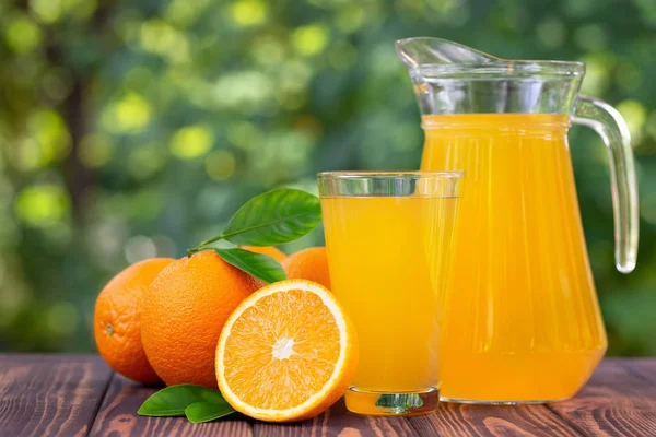 Apelsinjuice i glas och kanna — Stockfoto