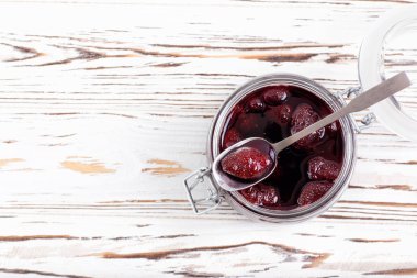 tablo üzerinde çilek reçeli