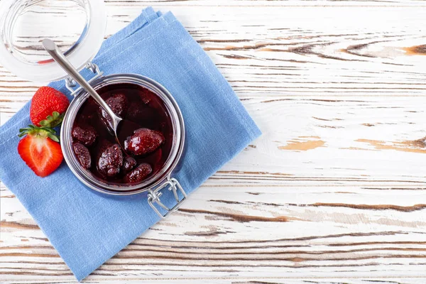 Erdbeermarmelade auf dem Tisch — Stockfoto