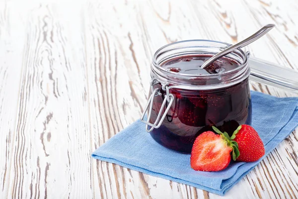 Erdbeermarmelade auf dem Tisch — Stockfoto