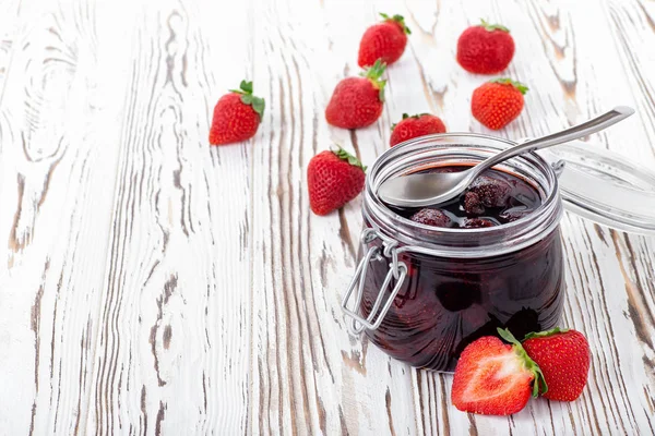 Erdbeermarmelade auf dem Tisch — Stockfoto