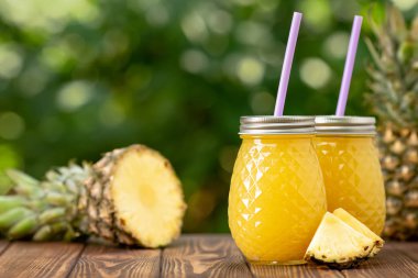 kavanozlarda ananas suyu