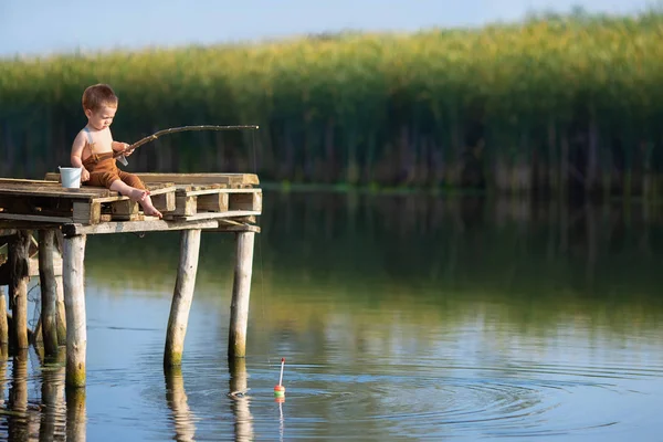 Kleiner Junge angelt auf dem See — Stockfoto