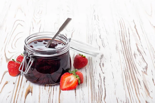 Erdbeermarmelade auf dem Tisch — Stockfoto