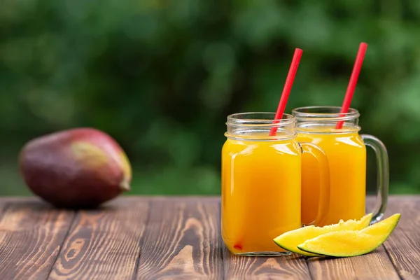 Mango juice in mason jars — Stock Photo, Image