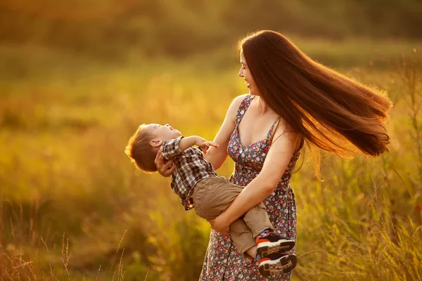 Šťastná matka s batole — Stock fotografie