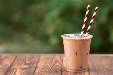 tek kullanımlık plastik bardak milkshake