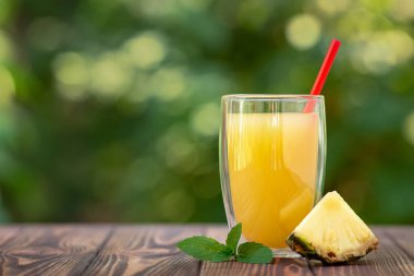 Bardakta ananas suyu