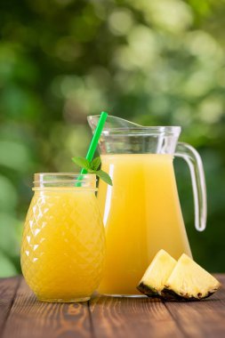 kavanoz ve sürahi içinde ananas suyu
