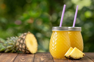 kavanozlarda ananas suyu