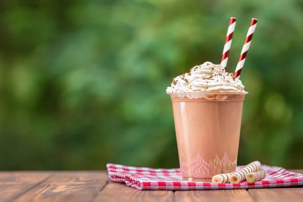 Tek kullanımlık plastik bardak milkshake — Stok fotoğraf