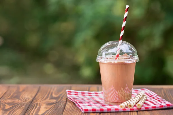 tek kullanımlık plastik bardak milkshake