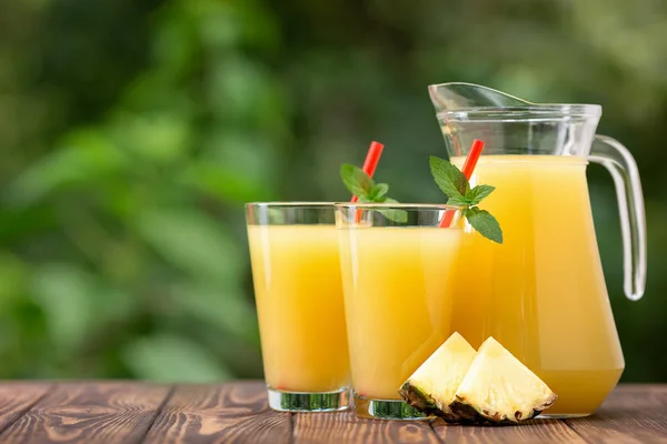 Ananas SAP in glazen en kruik — Stockfoto