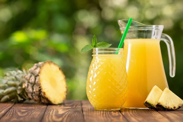 kavanoz ve sürahi içinde ananas suyu