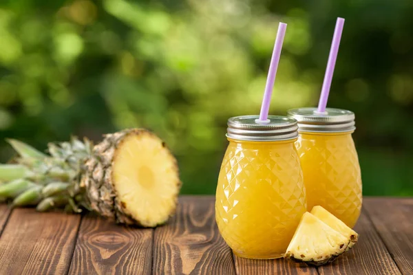 kavanozlarda ananas suyu