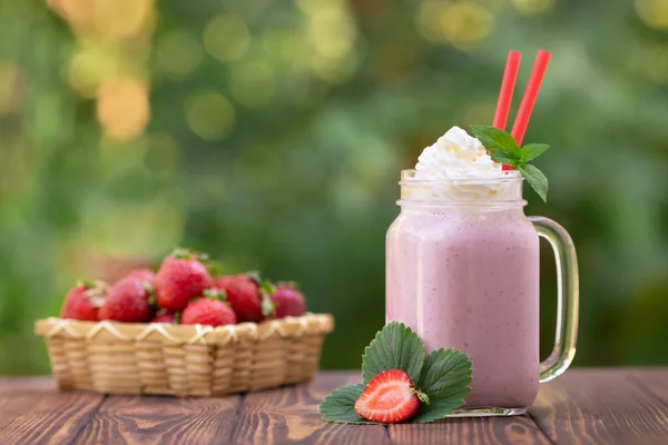 Milkshake aux fraises en pot de maçon — Photo