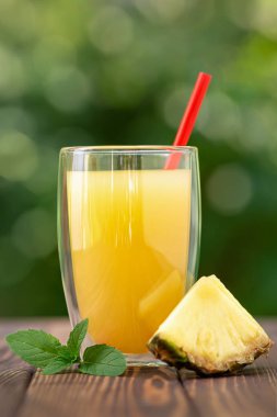 Bardakta ananas suyu