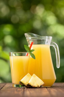 cam ve sürahi ananas suyu