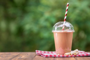 tek kullanımlık plastik bardak milkshake