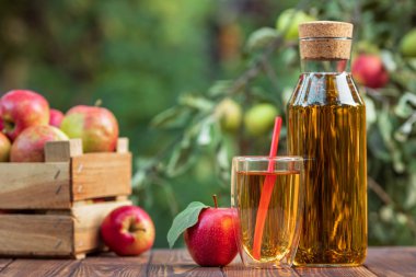 cam ve şişe elma suyu