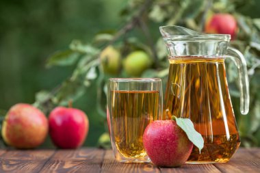 Bardakta elma suyu ve sürahi.