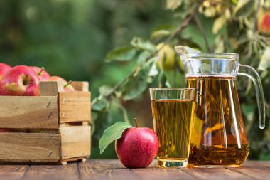 Bardakta elma suyu ve sürahi.