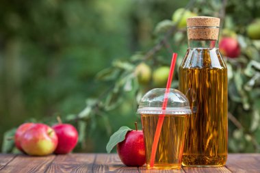 cam ve şişe elma suyu