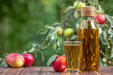 cam ve şişe elma suyu