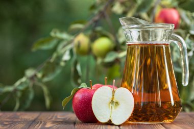 Elma suyu cam sürahi