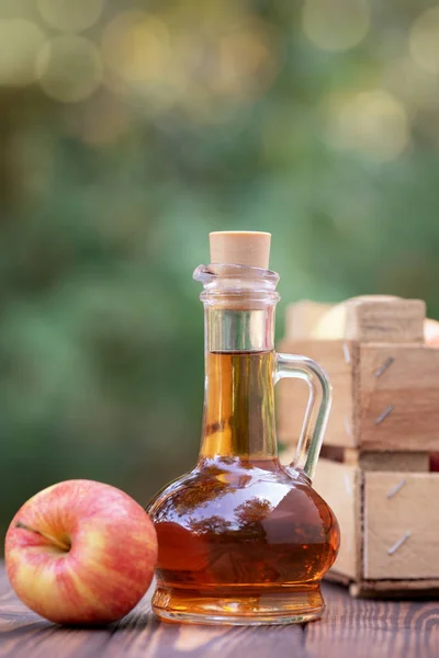 Vinagre de manzana en jarra de vidrio —  Fotos de Stock