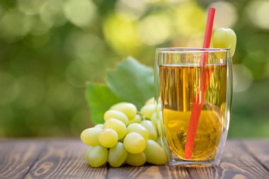 Bardakta üzüm suyu.