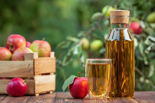 cam ve şişe elma suyu