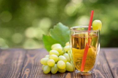 Bardakta üzüm suyu.