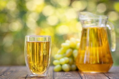 cam ve sürahi üzüm suyu