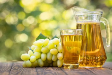 cam ve sürahi üzüm suyu