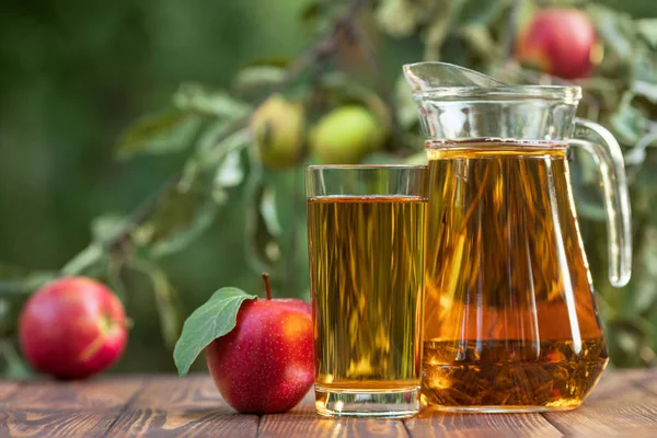 Apple juice in glass and jug — Stock Photo, Image