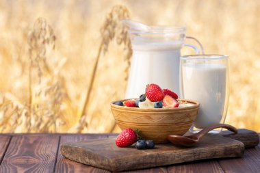 çilek ve tarla ile yulaf ezmesi