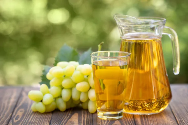 Zumo de uva en vaso y jarra —  Fotos de Stock